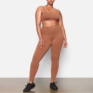 SKIMS Outdoor Leggings In Camel